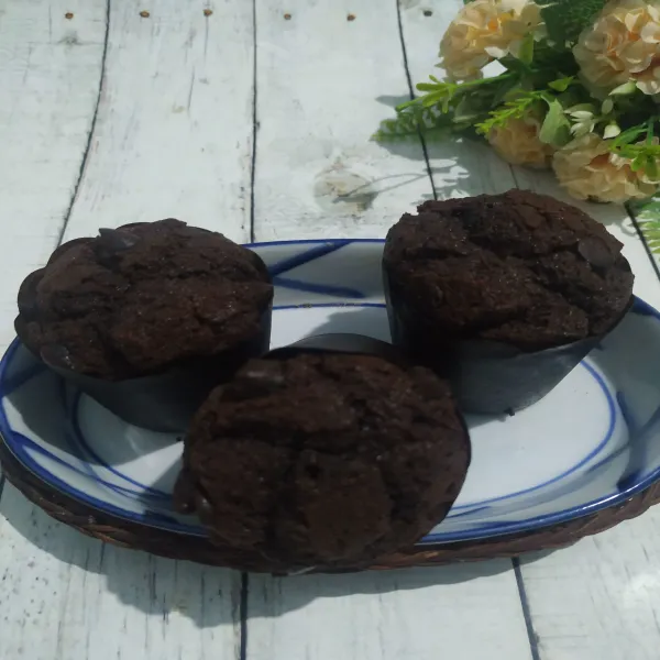 Muffin coklat siap disajikan.