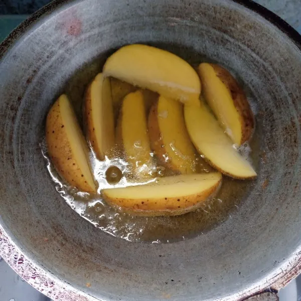 Goreng kentang diminyak yang tidak terlalu panas. Angkat dan tiriskan.