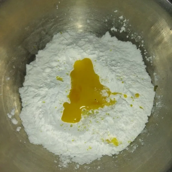 Lalu dalam wadah, masukka tepung sagu, kaldu bubuk dan 2 sdm telur.
