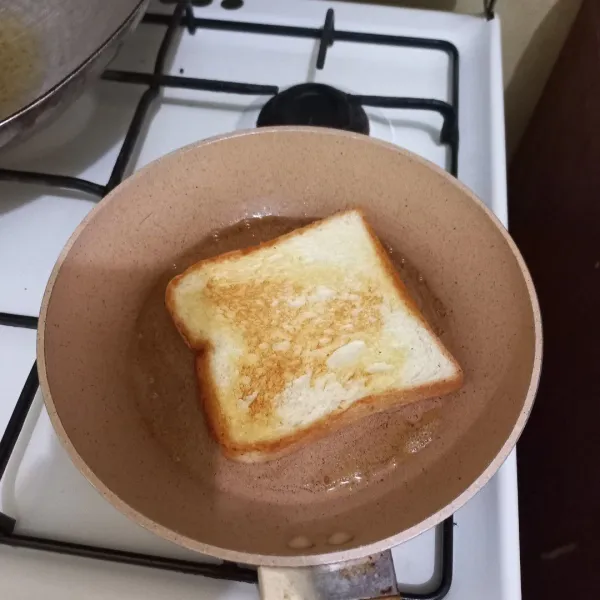 Panaskan butter, panggang roti di atas teflon hingga berubah warna.