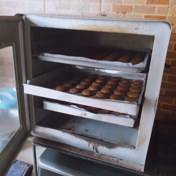 Oven dengan api sedang cenderung kecil hingga matang, sesuaikan dengan oven masing - masing. Setelah dingin simpan dalam toples kedap udara.