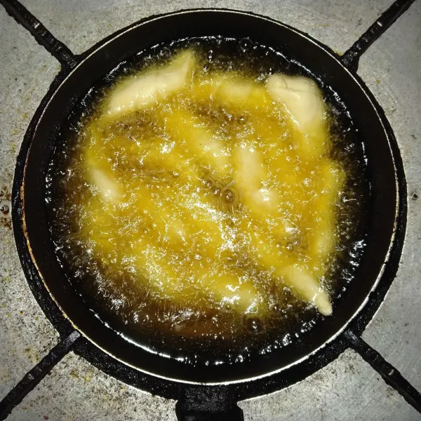Panaskan minyak lalu goreng hingga matang dan siap disajikan.