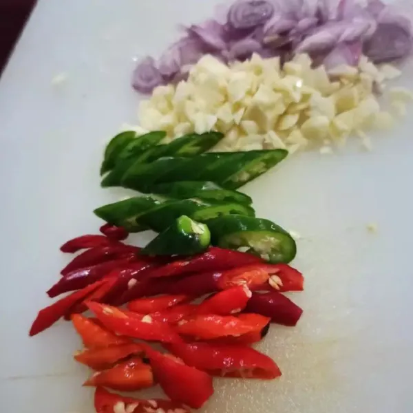 Iris dan rajang bawang merah, cabe rawit, cabe hijau besar , cabe keriting, dan bawang putih.