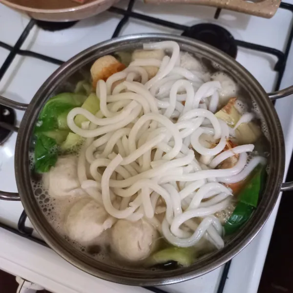 Masukkan udon, masak hingga matang kemudian koreksi rasa.