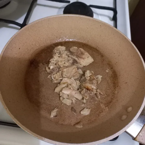 Panaskan tuna masak hingga agak kering, sisihkan.