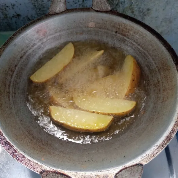 Goreng kembali kentang diminyak panas sampai matang dan kecoklatan. Angkat dan tiriskan.