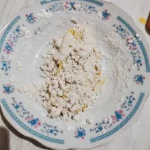 Kemudian balur pisang ke tepung yang bergerindil tadi.
