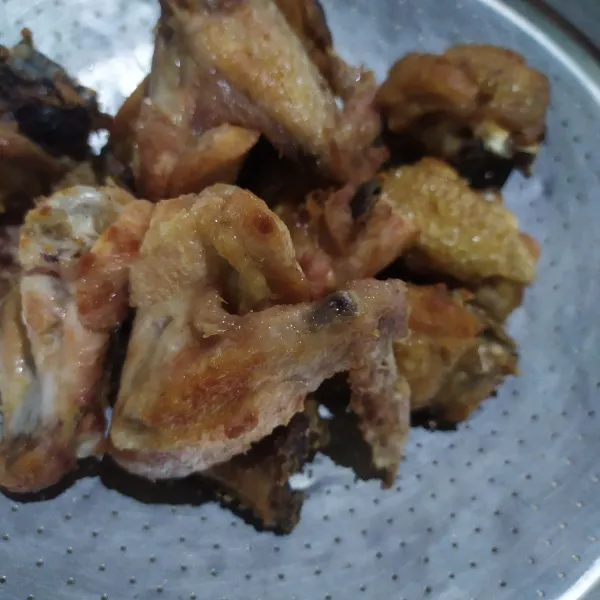 Goreng ayam hingga coklat keemasan, tiriskan.