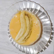 Kocok telur dan beri air, aduk rata. Lalu celupkan pisang dalam kocokan telur hingga terbalut semua.