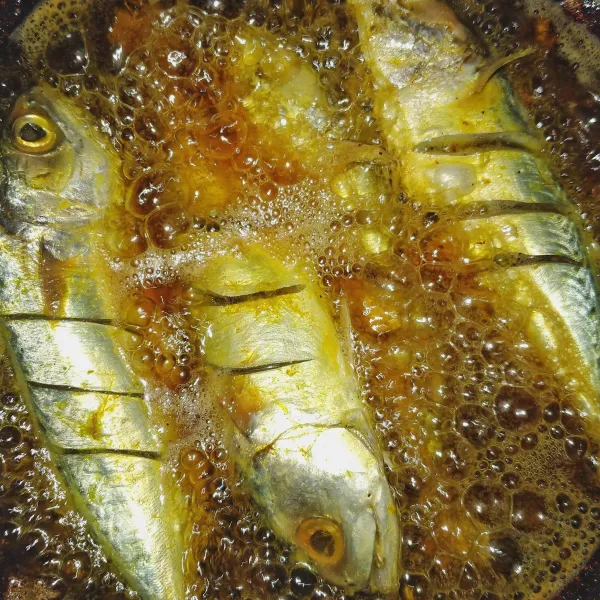 Panaskan minyak, goreng ikan hingga matang dan siap disajikan.