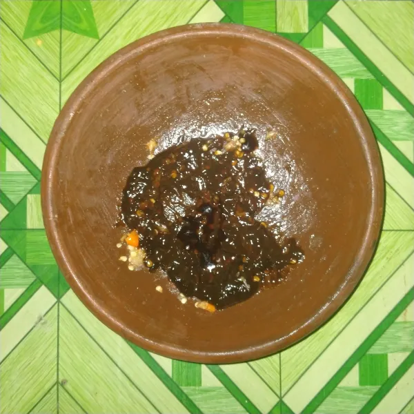 Beri kecap manis sedikit penyedap rasa ulek hingga rata.