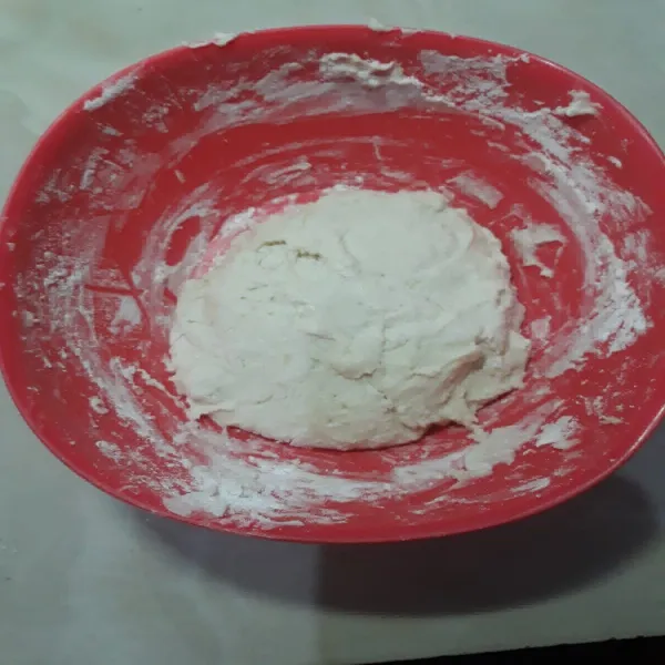 Aduk dengan spatula/tangan tapi hati-hati karena panas hingga adonan bisa di pulung.
