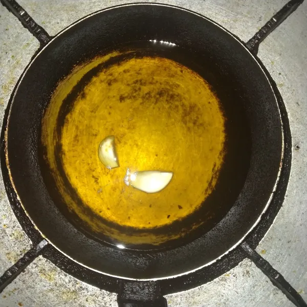 Panaskan minyak goreng bawang putih hingga kecoklatan.