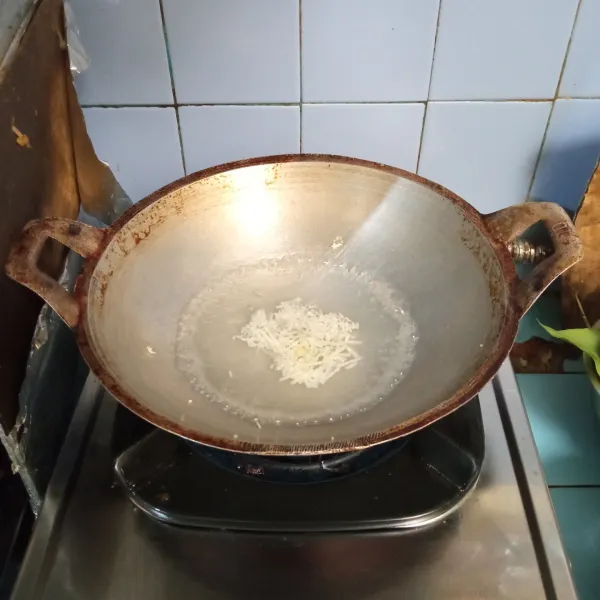 Rebus air dan bawang putih halus hingga mendidih.