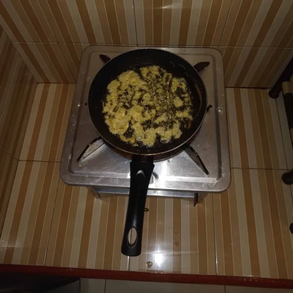 Panaskan minyak goreng kemudian semprotkan larutan telur secara acak, tunggu hingga bersarang, gulung dengan tusuk sate kemudian padatkan di pinggiran teflon.