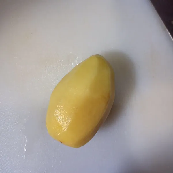 Kupas kentang lalu cuci bersih.