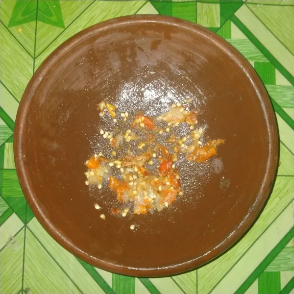 Haluskan bawang putih goreng beserta cabe rawit.