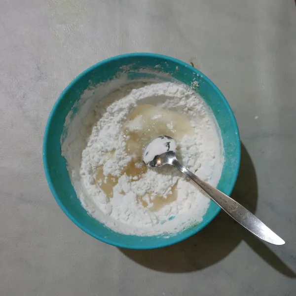 Tuang air rebusan bawang putih tadi kedalam campuran tepung, aduk.