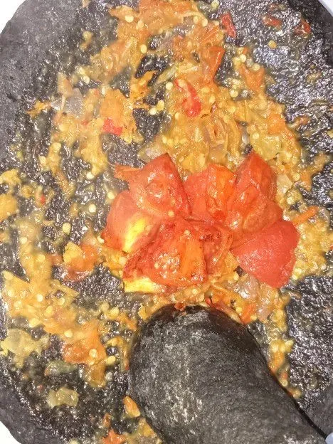 Uleg tomat yang sudah digoreng.