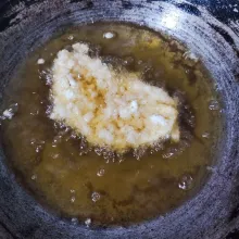 Lalu panaskan minyak dan goreng pisang hingga matang hingga kuning keemasan. Kemudian angkat dan tiriskan, lalu sajikan.