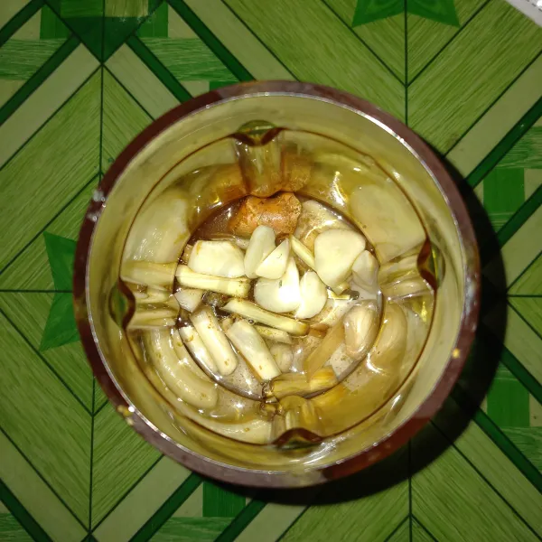 Beri sedikit air, lalu blender hingga halus.