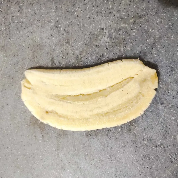 Pipihkan pisang dengan cara ditekan pelan-pelan dengan talenan atau spatula kayu.