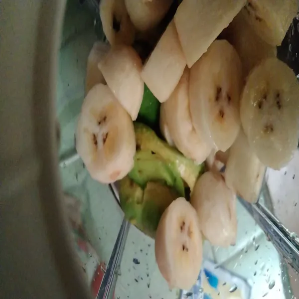 Setelah alpukat dan pisang dipotong, masukkan ke dalam blender.