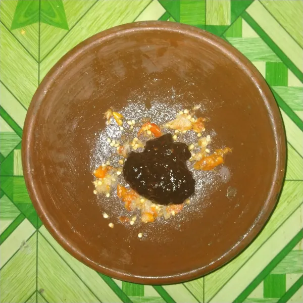 Masukkan petis udang ulek hingga rata.