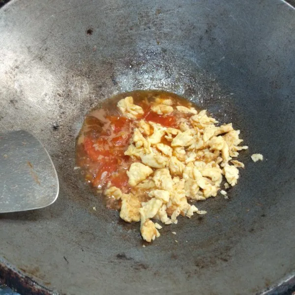 Kemudian masukkan saus tiram, garam, dan penyedap jamur, kecap asin lalu orak-arik telur aduk sampai rata.
