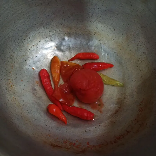 Rebus tomat dan cabai rawit hingga matang.