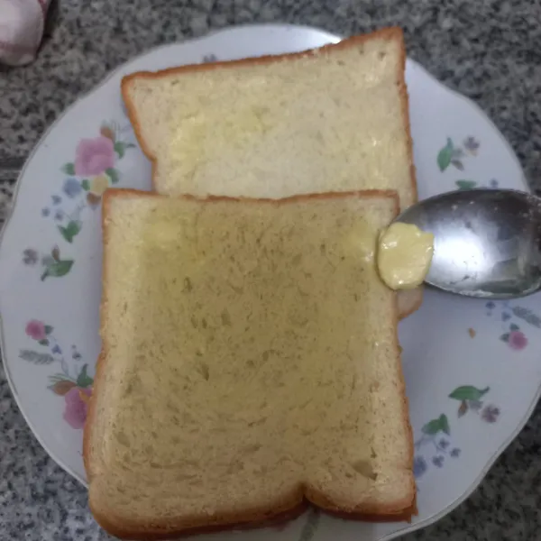 Olesi permukaannya dengan butter.