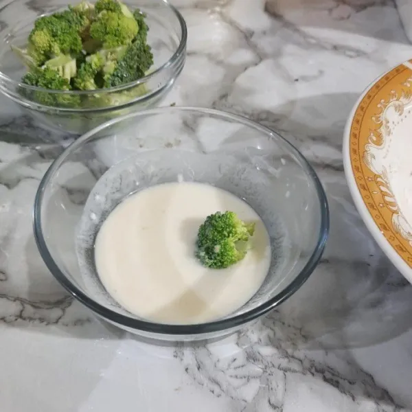 Celupkan brokoli ke bahan basah.