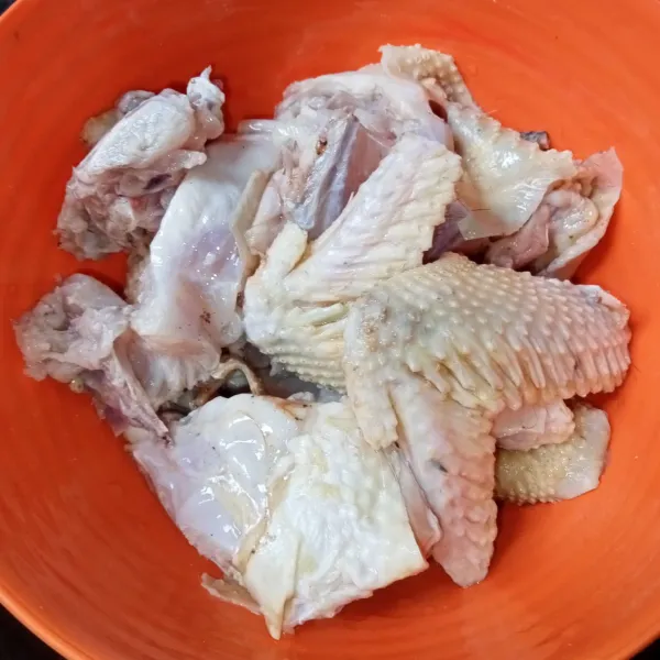 Potong-potong ayam dan cuci bersih.