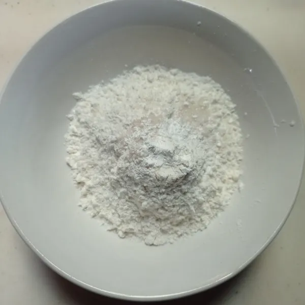 Campur bahan kering jadi satu, aduk rata.