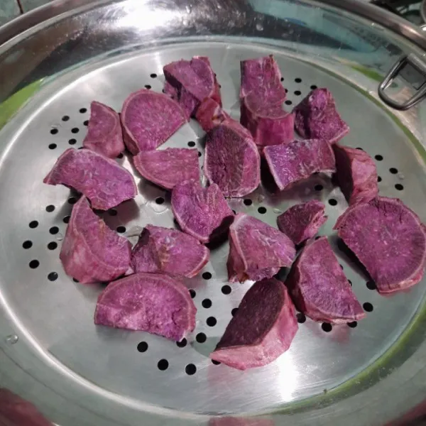 Kupas ubi ungu, cuci bersih lalu kukus ubi ungu hingga matang dan empuk.