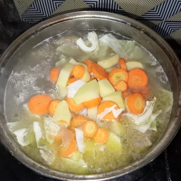 Bila ayam sudah empuk, masukkan kentang, wortel dan kol.