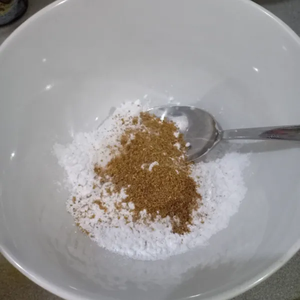 Campurkan semua tepung, garam, kaldu bubuk, ketumbar bubuk, dan bawang putih bubuk dalam mangkuk.