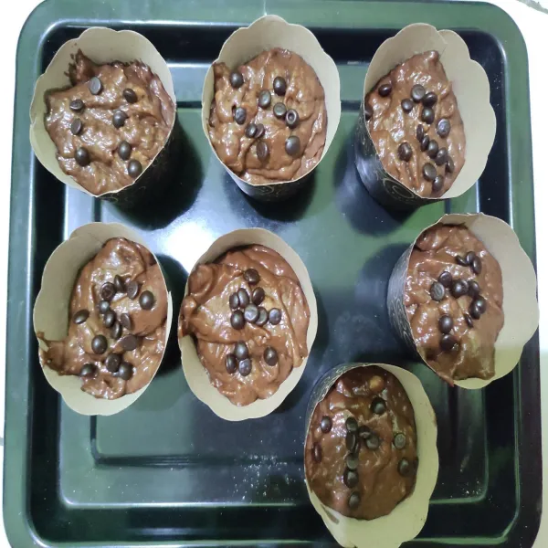 Taburi dengan choco chips. Panggang di oven dengan suhu 180°C hingga matang, jika sudah matang segera keluarkan dari oven. Angkat dan sajikan.