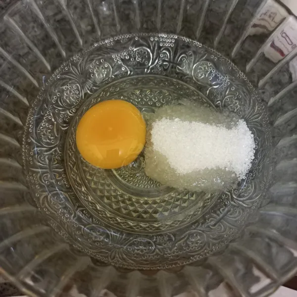 Kocok lepas telur ayam dan gula pasir hingga larut.
