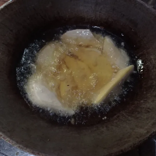 Lalu goreng pada minyak panas hingga keemasan, angkat, tiriskan dan sajikan.