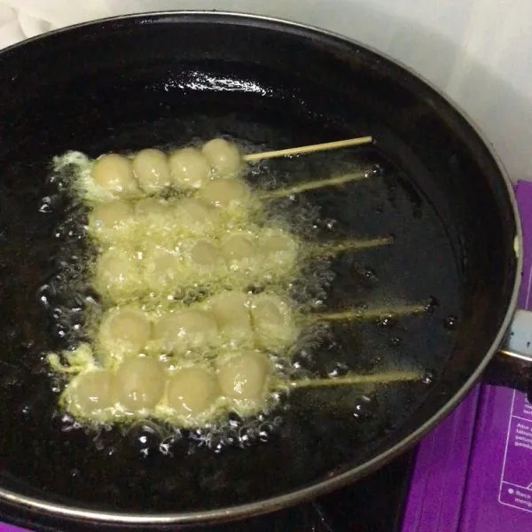 Goreng cilok dengan dibalurkan kocokan satu butir telur