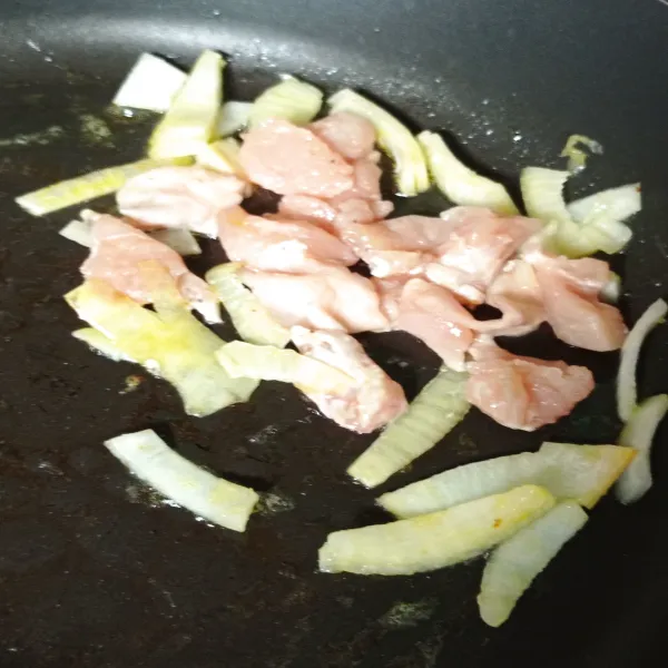 Tumis bawang bombay hingga layu, lalu masukkan ayam, masak hingga berubah warna.