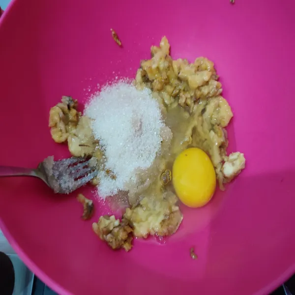 Campurkan pisang, telur, gula pasir, vanilla extract lalu aduk rata.