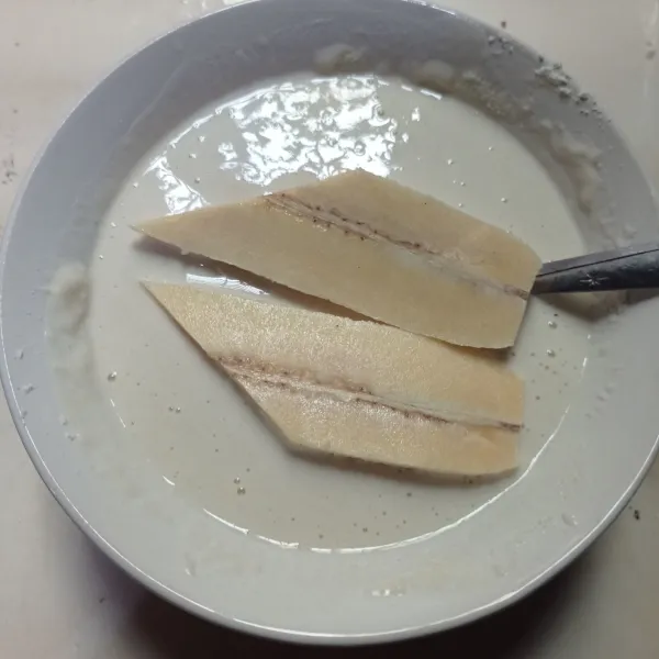 Celupkan pisang ke adonan tepung.