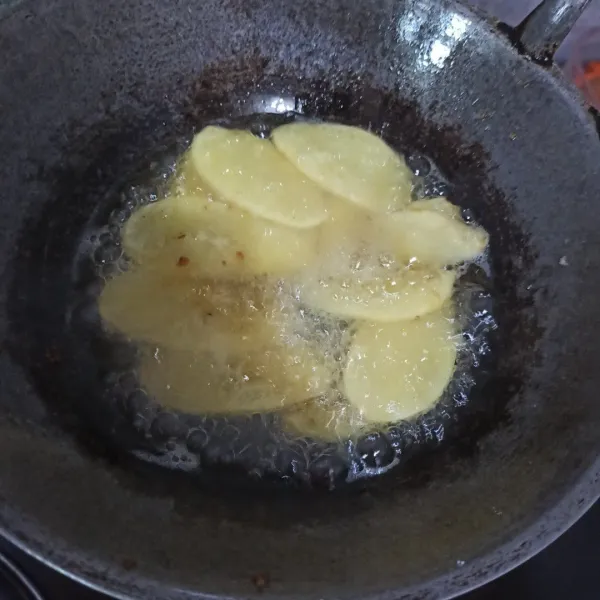 Ulangi menggoreng hingga kentang benar-benar kering.