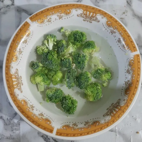 Rendam brokoli dengan air yang di beri 1/2 sdt garam, selama 20 menit.