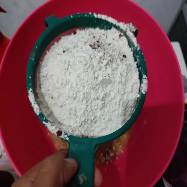 Masukkan tepung terigu, coklat bubuk, baking soda, baking powder, sambil diayak. Aduk hingga rata.