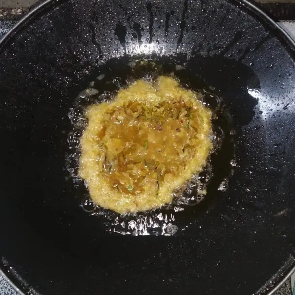 Panaskan minyak goreng telur hingga matang, sajikan hangat.