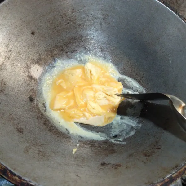 Panaskan minyak. Masukkan telur aduk sampai menjadi orak-arik (tapi jangan sampai terlalu kering agar bumbu lebih meresap).