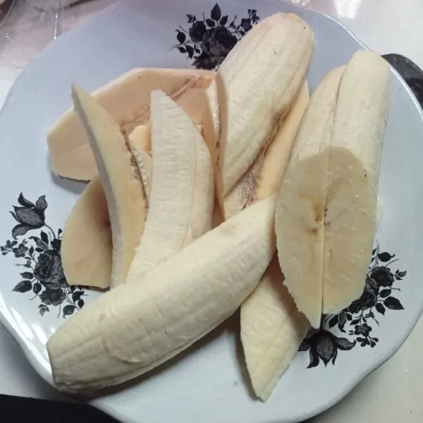 Kupas pisang lalu potong sesuai selera.